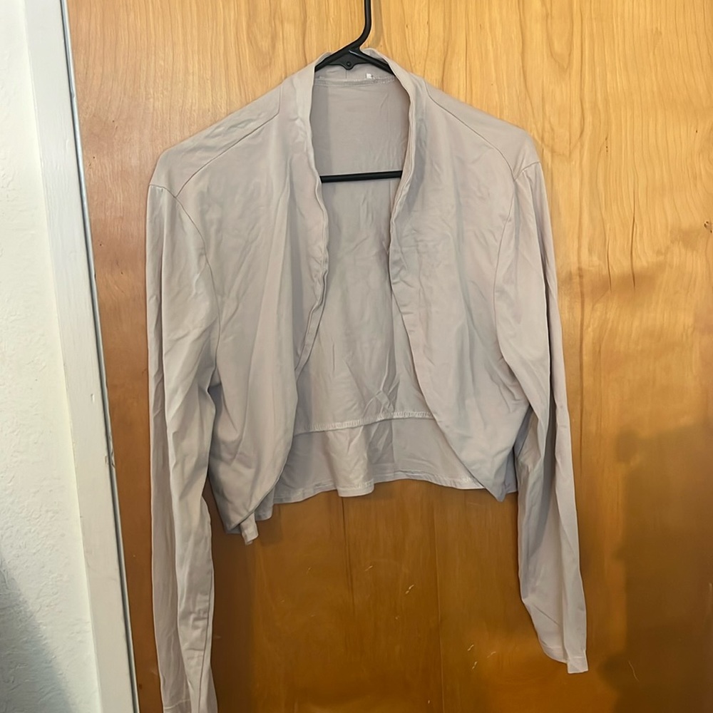 Cute cropped sweater. No tag but fits like xl